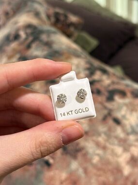 14 KT Yellow Gold Round Stud Earrings